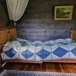 Rentukka - Saehkoettoemaet Yoepymismoekit - Off-grid Saris