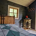 Rentukka - Saehkoettoemaet Yoepymismoekit - Off-grid Saris