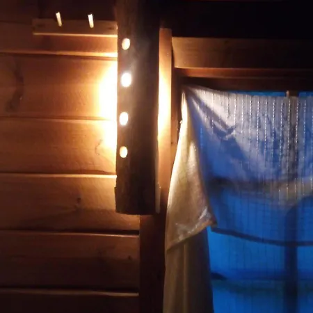 אתר קמפינג Rentukka - Saehkoettoemaet Yoepymismoekit - Off-grid Saris