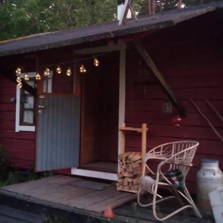 Rentukka - Saehkoettoemaet Yoepymismoekit - Off-grid * Saris