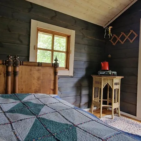Rentukka - Saehkoettoemaet Yoepymismoekit - Off-grid Saris