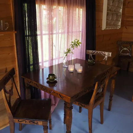 Rentukka - Saehkoettoemaet Yoepymismoekit - Off-grid Saris