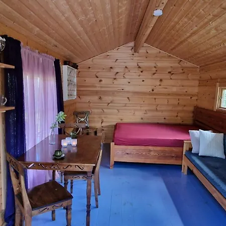 Rentukka - Saehkoettoemaet Yoepymismoekit - Off-grid * Saris