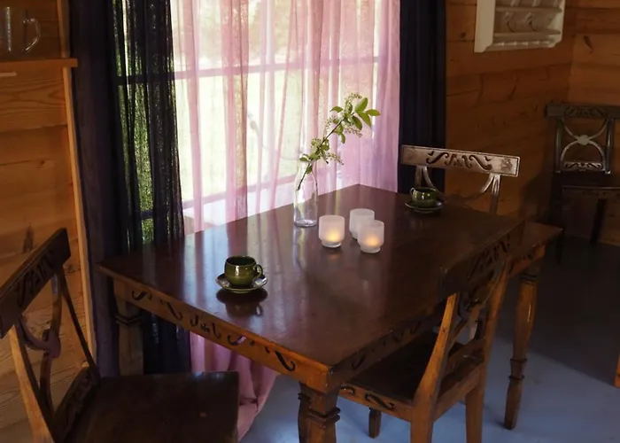 Rentukka - Saehkoettoemaet Yoepymismoekit - Off-grid Saris